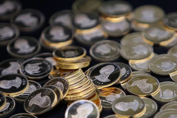 الدولار يتجاوز 118 ألف تومان.. قفزة قياسية جديدة لأسعار الذهب والعملات في إيران