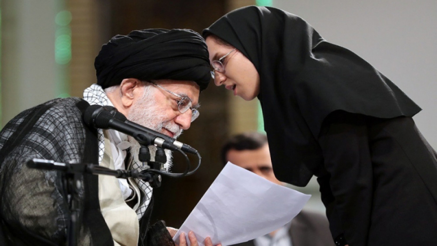 خامنه‌ای به توان زنان برای ایجاد تغییر واقف است