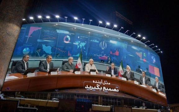 جدارية في وسط طهران تدعو مسؤولي الحكومة إلى اتخاذ قرارات "على غرار بنك آينده"