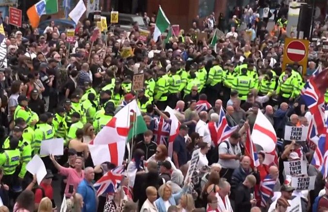 تجمع موافقان و مخالفان اسکان پناهجویان در بریتانیا به مداخله پلیس منجر شد