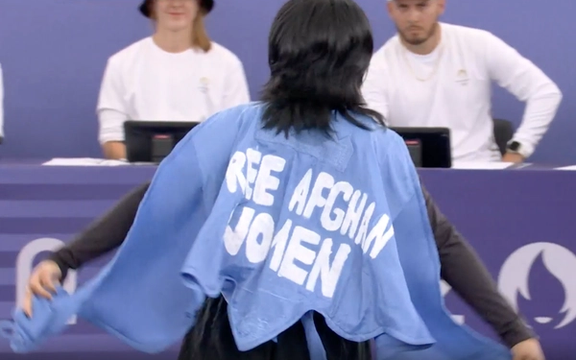 منیژه تلاش، عضو تیم پناهندگان در المپیک، به دلیل نمایش «زنان افغان را آزاد کنید» حذف شد