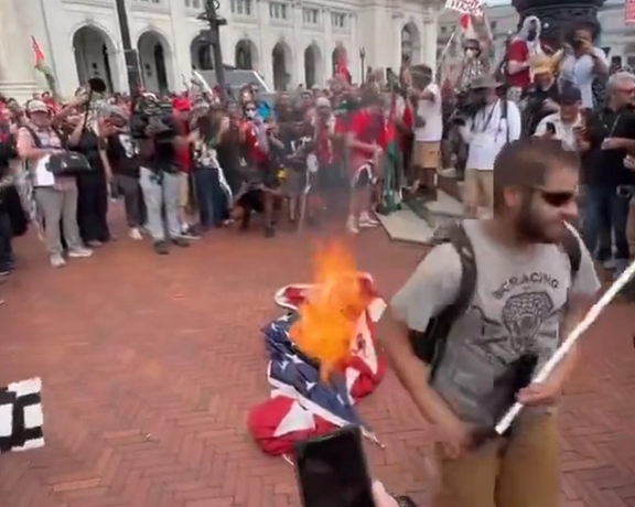 معترضان به سفر نتانیاهو، در واشینگتن پرچم آمریکا را آتش زدند