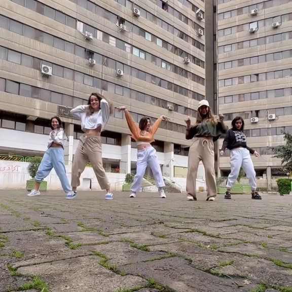 قوات الأمن الإيرانية تسعى لتحديد هوية 5 مراهقات رقصن وسط طهران بمناسبة يوم المرأة العالمي