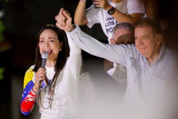 ماریا کورینا ماچادو، رهبر اپوزیسیون (سمت چپ) و ادموندو گونزالس، نامزد مورد حمایت اپوزیسیون ونزوئلا در انتخابات ریاستجمهوری این کشور (نفر سمت راست)