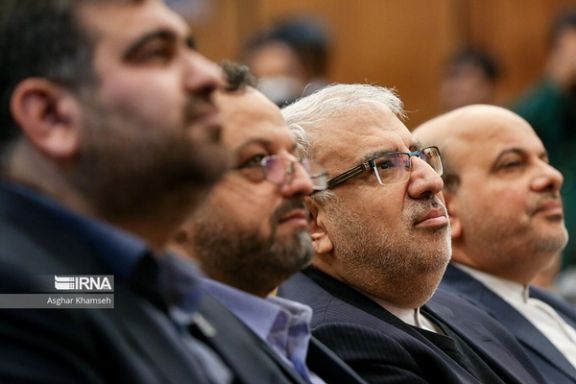 Iran’s oil minister Javad Owji (center)