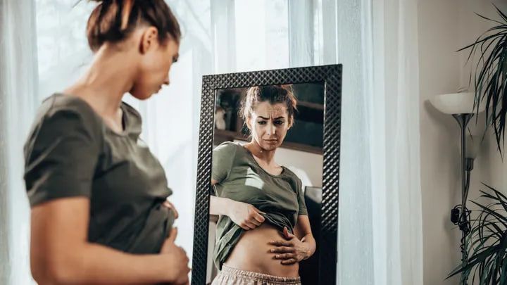 چرا نفخ می‌کنیم و چه راهکارهایی برای بهبود این عارضه وجود دارد؟