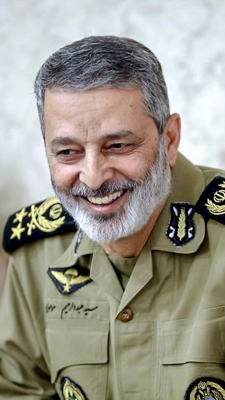 فرمانده کل ارتش: حتی دشمنان به دانایی و توانایی رهبر ما معترفند و تعظیم میکنند