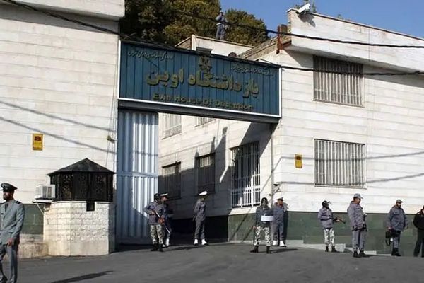 نگرانی خانوادهها از وضعیت زندانیان اوین؛ گزارشهایی از کمبود غذا و قفل شدن بندها