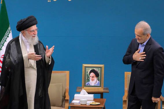 مسؤول إعلامي إيراني: خامنئي أصدر توجيهات للحكومة بشأن "الحجاب الإجباري"