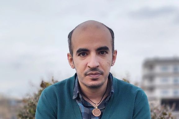 دادگاه حسین شنبهزاده با اتهاماتی از جمله «توهین به مقدسات و خامنهای» برگزار شد