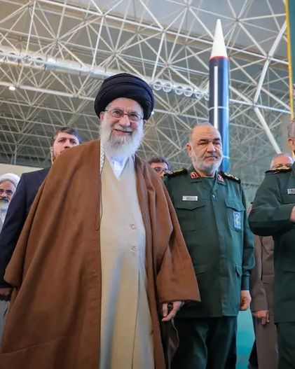 "إسرائيل هیوم": طهران تسعى لمدى صاروخي قاري وسط ضغوط داخلية لإنتاج السلاح النووي