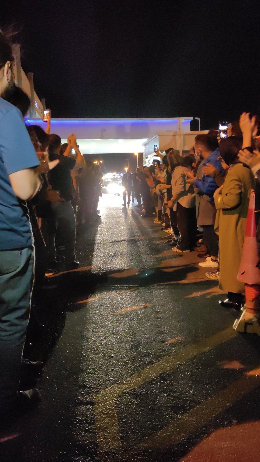 بعد خلعها الحجاب في بطولة آسيا.. الآلاف یرحبون بإلناز ركابي لدی وصولها طهران 