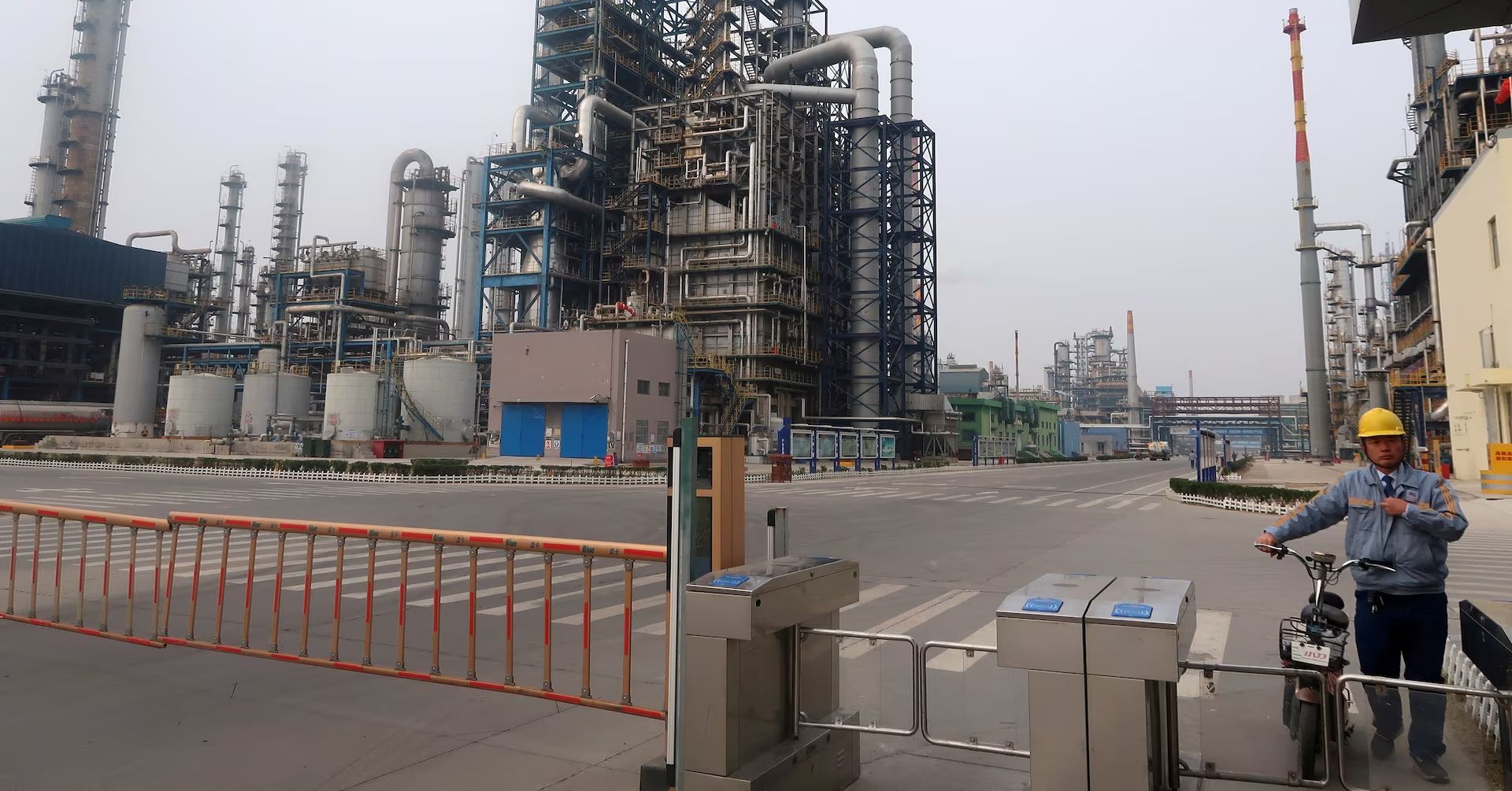 China's teapots pause Iran oil orders after US sanctions refinery