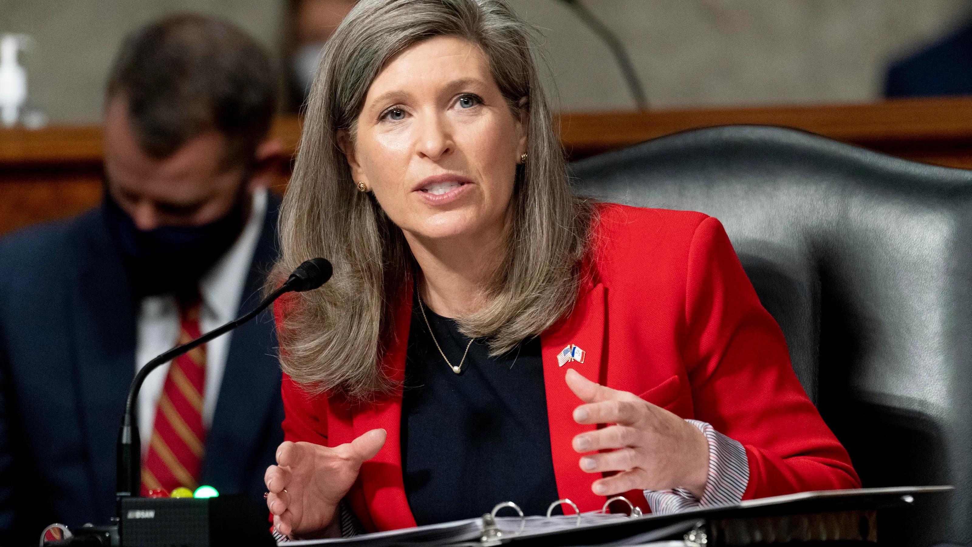 السيناتور جوني إرنست تنتقد إصدار إدارة بايدن تأشيرة لوزير الخارجية الإيراني