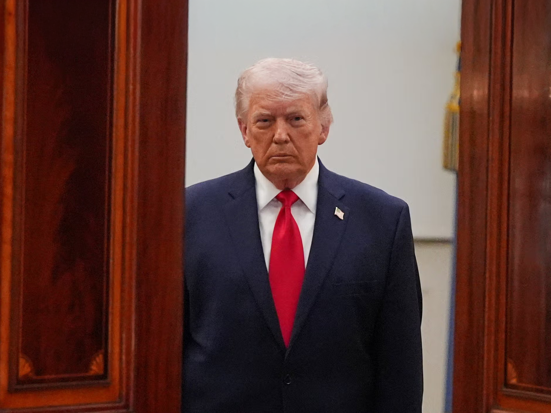 ایندیپندنت: ترامپ درباره واکنش به احتمال آسیب به خلبان مفقود شده در ایران سکوت کرد