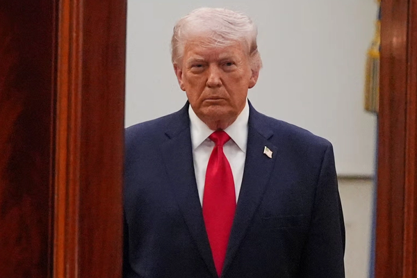 ایندیپندنت: ترامپ درباره واکنش به احتمال آسیب به خلبان مفقود شده در ایران سکوت کرد