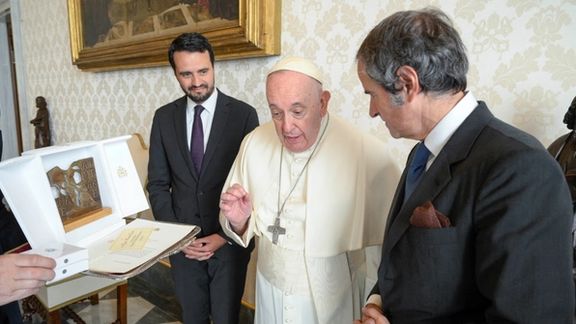 IAEA chief Rafael Grossi (R) with Pope Francis at the Vatican, January 12, 2023