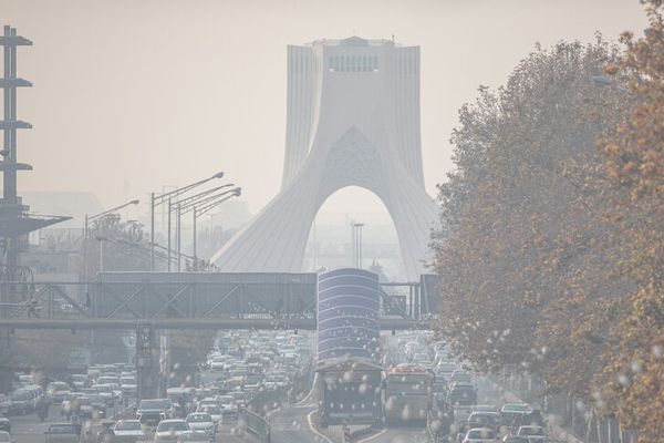طالبت بإعلان الطوارئ.. "الأرصاد": تلوث الهواء في طهران قد يصل إلى مستويات "خطيرة جدًا"