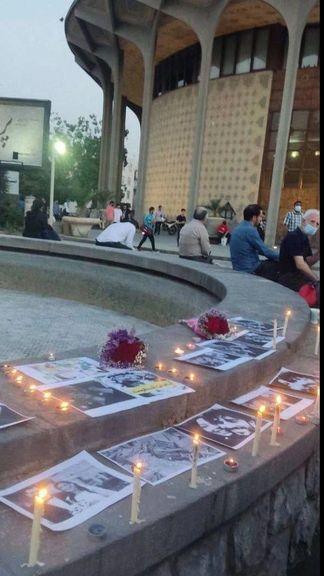 شماری از مردم تهران در مقابل تئاتر شهر برای قربانیان متروپل مراسم یادبود برگزار کردند