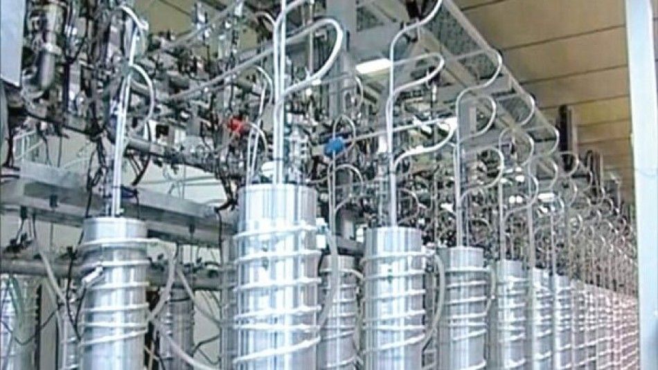 "بوليتيكو": إيران تطور برنامجها النووي وتضیع الوقت بالمماطلة