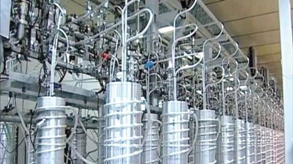 "بوليتيكو": إيران تطور برنامجها النووي وتضیع الوقت بالمماطلة