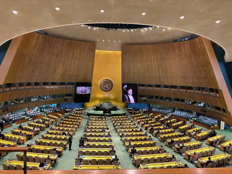 بعد رفض وفود عدة دول المشاركة.. قاعة الأمم المتحدة فارغة خلال حفل تأبين الرئيس الإيراني 