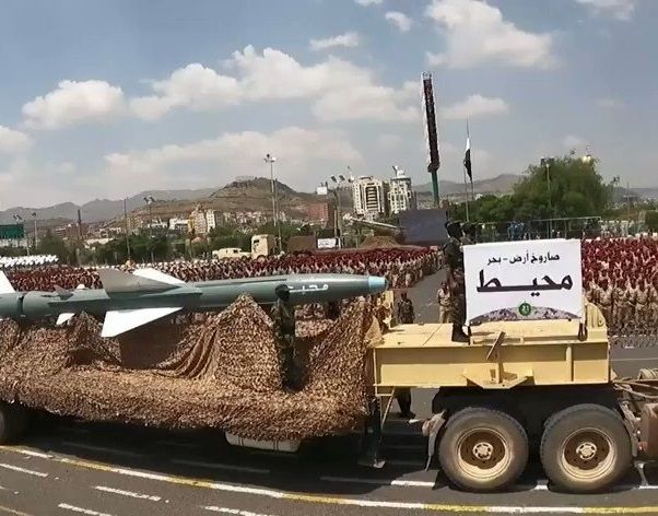 تصویری که تسنیم از رژه حوثی‌ها و نمایش موشک محیط منتشر کرد