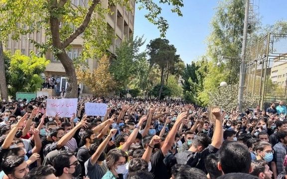 نامه ۲۳۰۰ چهره علمی آمریکا به بایدن: برای جلوگیری از سرکوب دانشجویان ایران فورا اقدام کنید