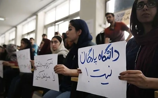 وزير الصحة الإيراني يعلن عودة 300 طالب مفصول إلى الجامعات.. "لأن عقوباتهم غير قانونية"