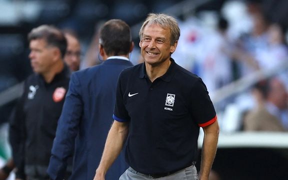 انتقاد عجیب رسانههای کره؛ کلینزمن از بازی با ژاپن فرار کرد، مردم باید نصفشب بازی ببینند!