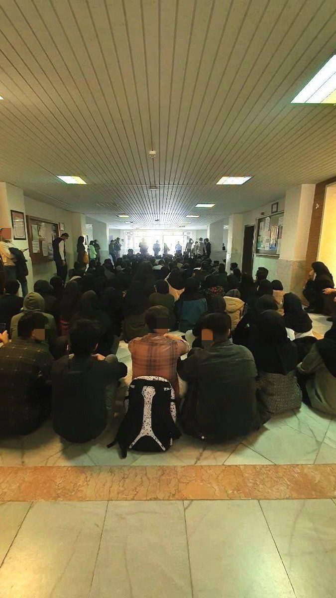 خیزش انقلابی؛ اعتصاب کسبه، تجمع در شهرها و دانشگاه‌ها و فراخوان تظاهرات برای روز یک‌شنبه