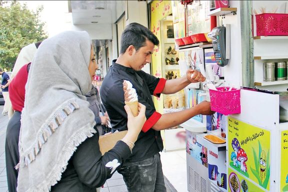 اتحادیه بستنی اعلام کرد برای تحمیل حجاب به مردم در بستنیفروشیها عکس نصب کرده است