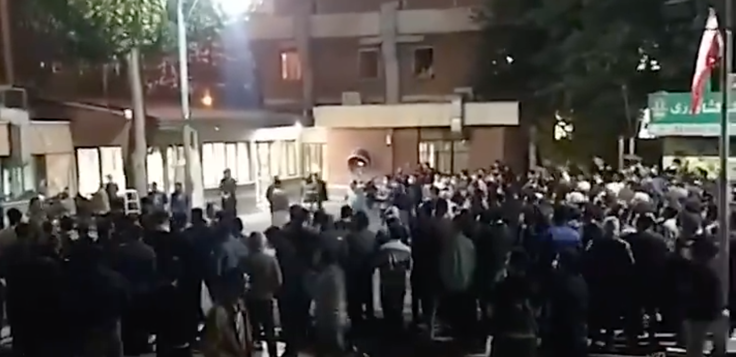 انتفاضة إيران: المحتجون في طهران ومشهد وأراك يهرعون لمساعدة طلاب الجامعات المحاصرين