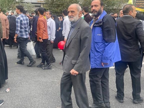 نماینده خامنهای در روزنامه کیهان: چرا هنوز برای خروج از انپیتی این پا و آن پا میکنید؟