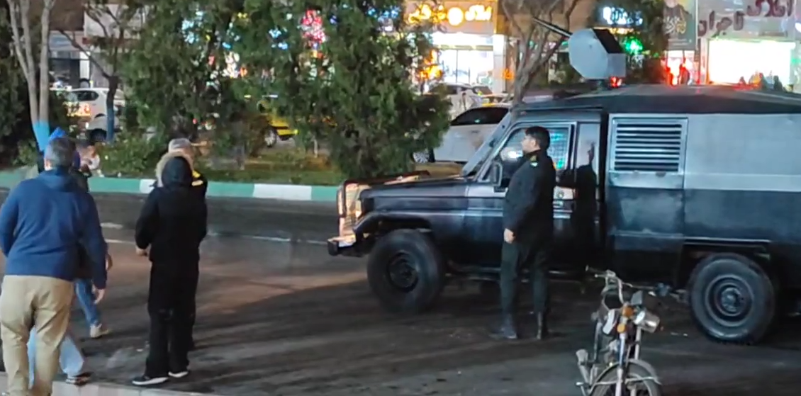 اجبار ماموران آتشنشانی به شستن خون از خیابان؛ معترضان و تونل وحشت در حیاط کلانتری چالوس