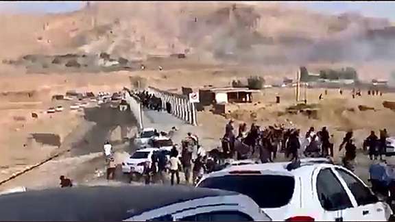 People in the Lorestan cemetery where security forces opened fire on October 27, 2022