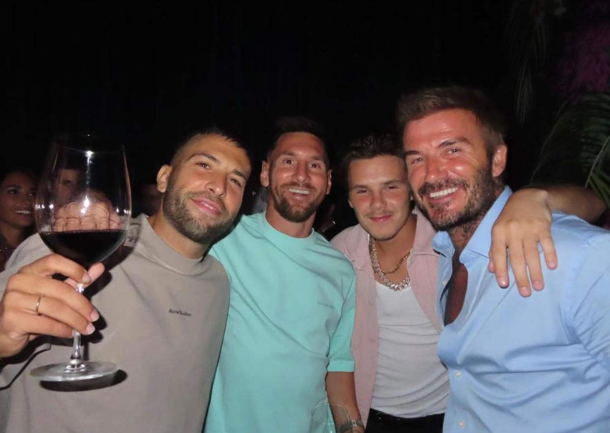 حمله خونین محافظان مسی و بکام به یک مرد در یک رستوران ژاپنی