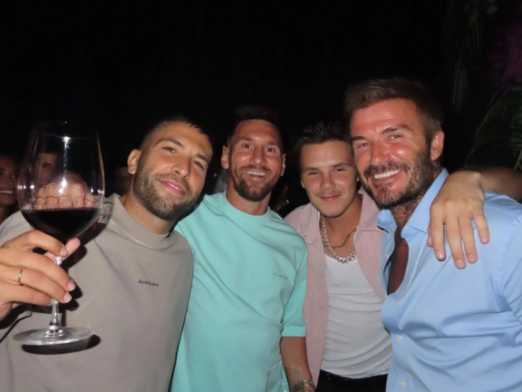 حمله خونین محافظان مسی و بکام به یک مرد در یک رستوران ژاپنی