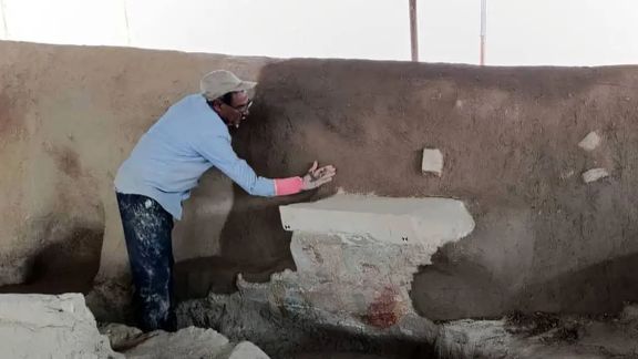 خطر نابودی نقاشی ۱۷۰۰ ساله با کاهگلکشی شهر باستانی گور در فیروزآباد