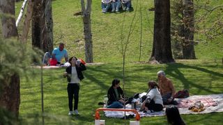 Iranians Defy Regime’s Clampdown On Annual Spring Picnic Tradition