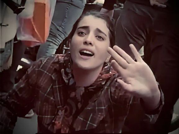 "ابنة تبريز" تتهم سلطات النظام الإيراني بتشويه سمعتها و"محاولة تقديمها" كمريضة نفسية