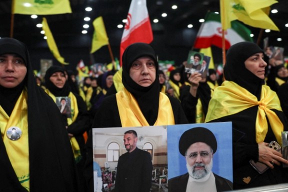 تجمع طرفداران حزبالله به همراه تصاویر ابراهیم رئیسی و حسین امیرعبداللهیان، بیروت، چهارم خرداد