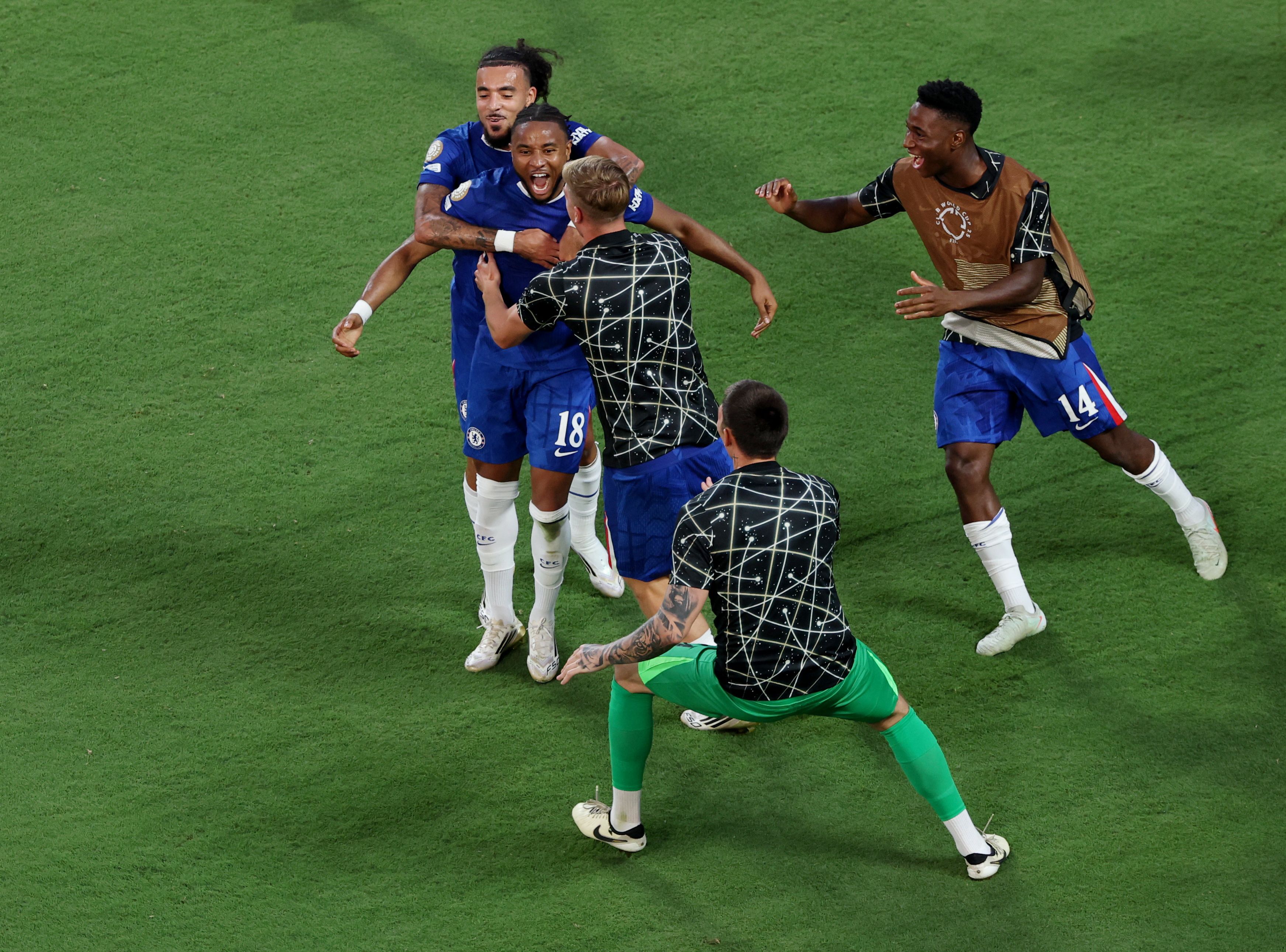 چلسی ۴ - ۱ بنفیکا؛ صعود لندنی‌ها پس از سه ساعت توقف بازی به دلیل صاعقه!