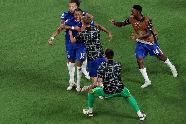 چلسی ۴ - ۱ بنفیکا؛ صعود لندنیها پس از سه ساعت توقف بازی به دلیل صاعقه!