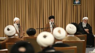 "خطبة الوداع".. فك شفرات تصريحات المرشد الإيراني في اجتماع مجلس الخبراء