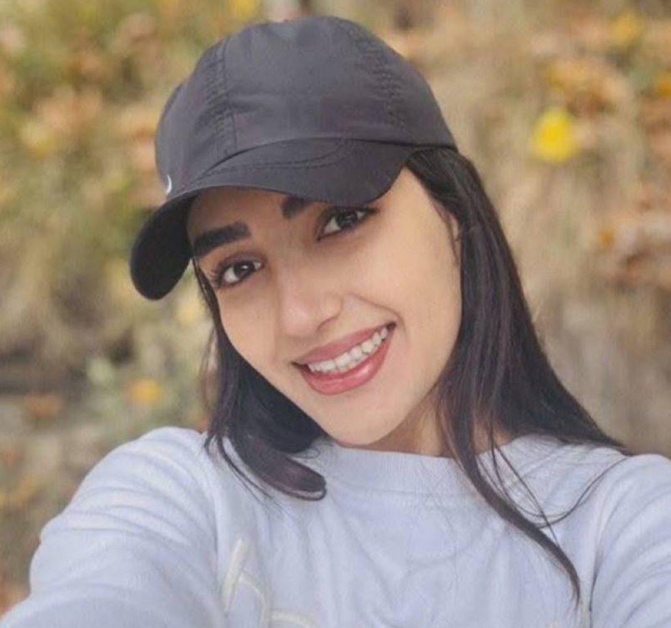 فاطمه عباسی؛‌ دانشجوی هنردوستی که در حال پناه به مجروحان به گردنش شلیک کردند