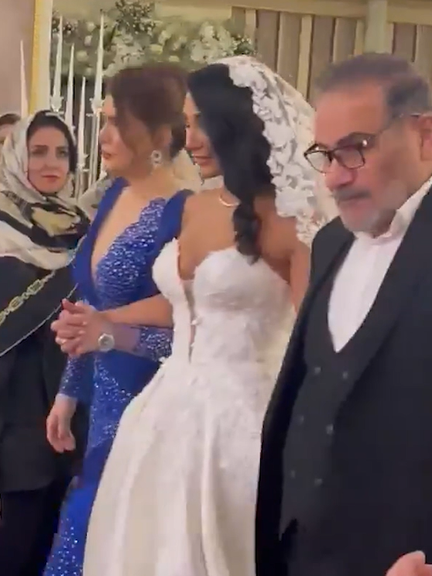 مسؤول إيراني سابق: شمخاني كان حذرًا في زفاف ابنته.. ولم ينظر إلى النساء