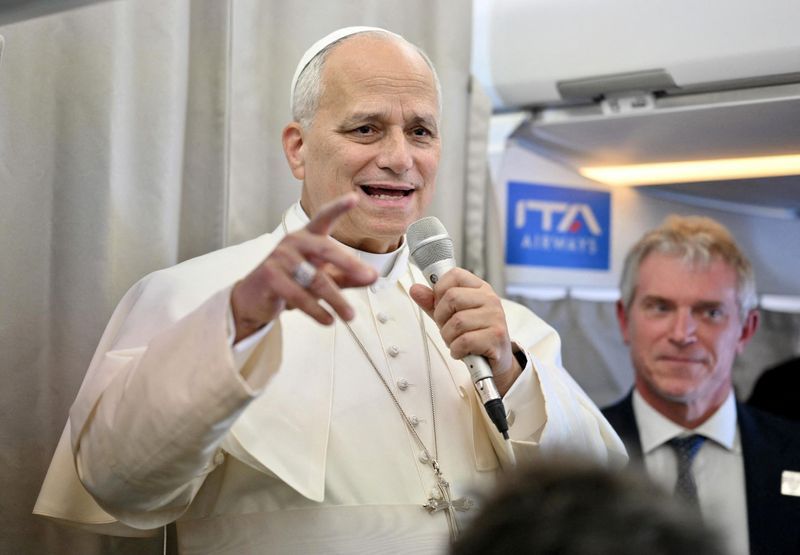 پاپ از ترامپ خواست اگر هدف آمریکا تغییر مادورو است، آن را از مسیر «غیرنظامی» دنبال کند