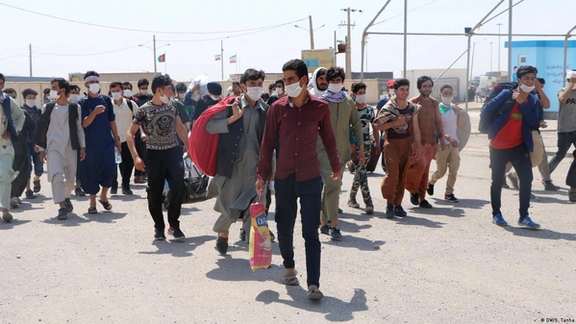 Afghan migrants at the border with Iran