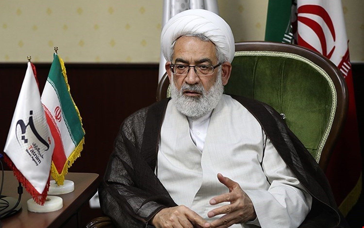 المدعي العام الإيراني يهدد النساء والفتيات اللواتي يخلعن الحجاب الإجباري